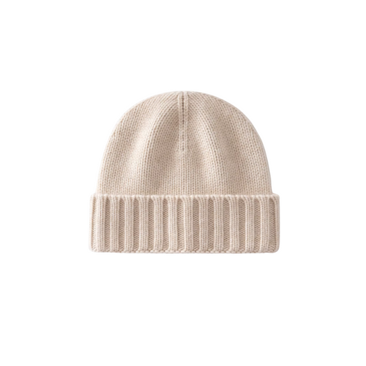 Bonnet en laine beige, tricoté, avec revers côtelé. Accessoire d'hiver tendance, chaud et confortable. Mode unisexe, style minimaliste.