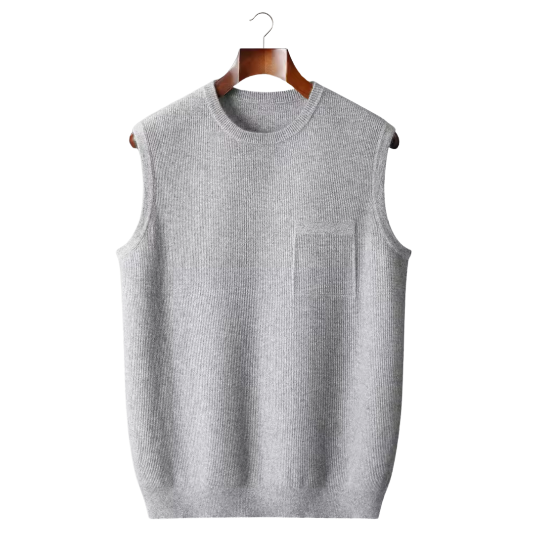 Gilet sans manches gris en laine, suspendu sur un cintre en bois, avec poche poitrine. Mode automne-hiver, vêtement chaud et élégant.