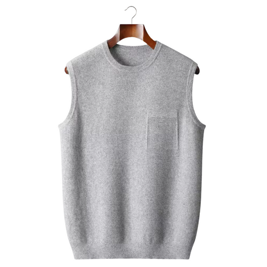 Gilet sans manches gris en laine, suspendu sur un cintre en bois, avec poche poitrine. Mode automne-hiver, vêtement chaud et élégant.