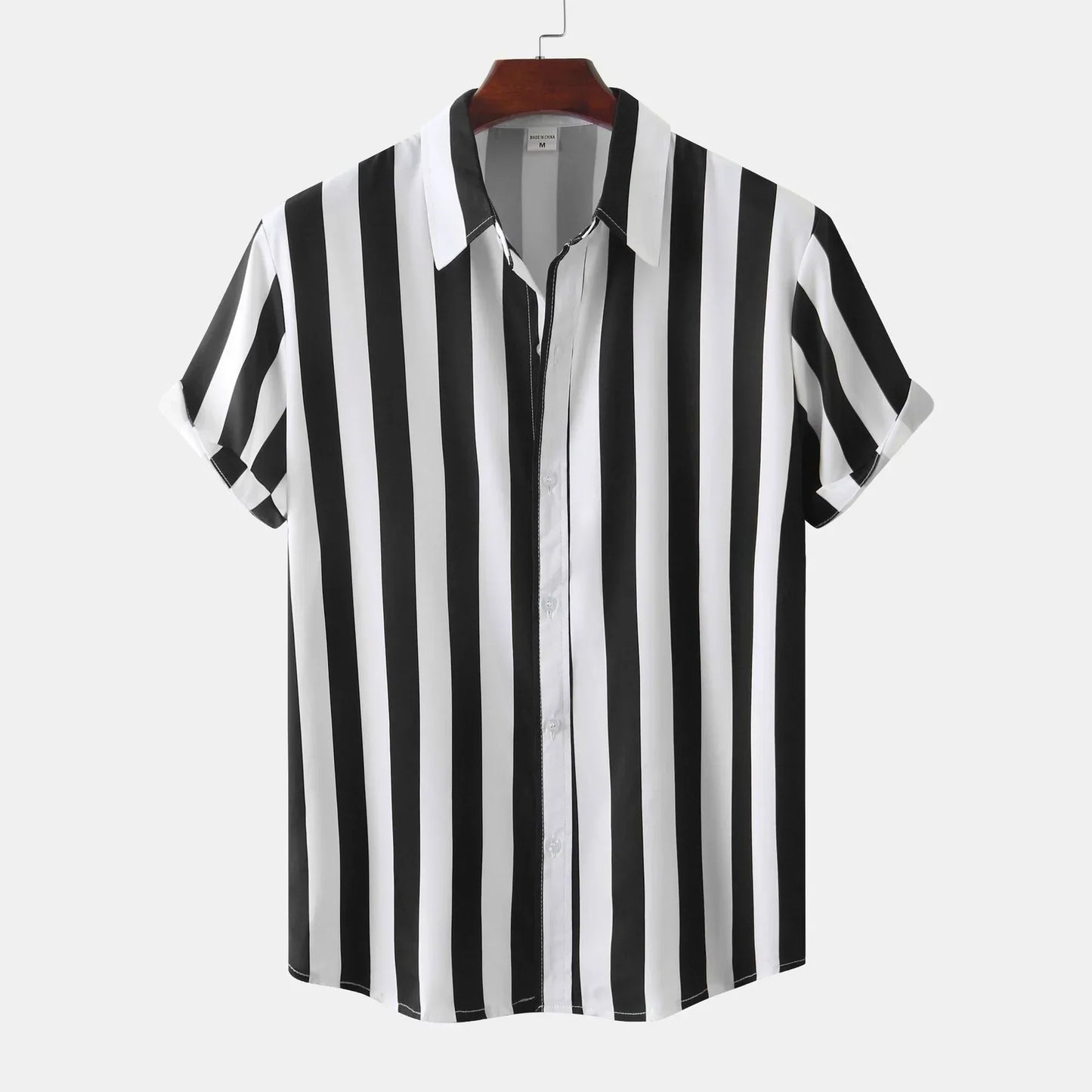 Chemise à manches courtes rayée noir et blanc, col classique, suspendue sur un cintre en bois, mode homme élégante et moderne.