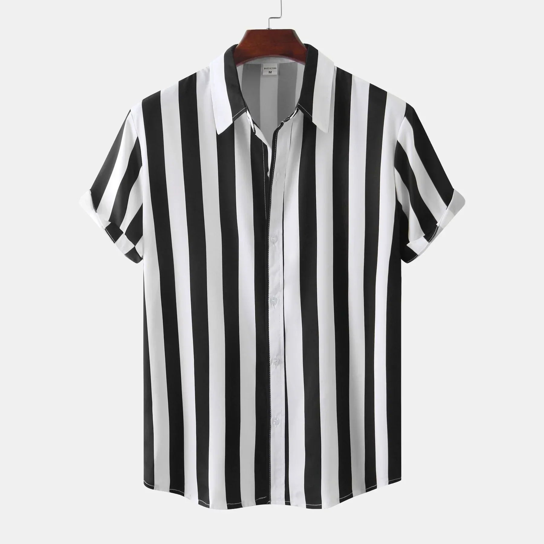 Chemise à manches courtes rayée noir et blanc, col classique, suspendue sur un cintre en bois, mode homme élégante et moderne.