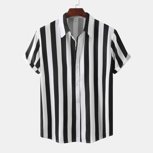 Chemise à manches courtes rayée noir et blanc, col classique, suspendue sur un cintre en bois, mode homme élégante et moderne.