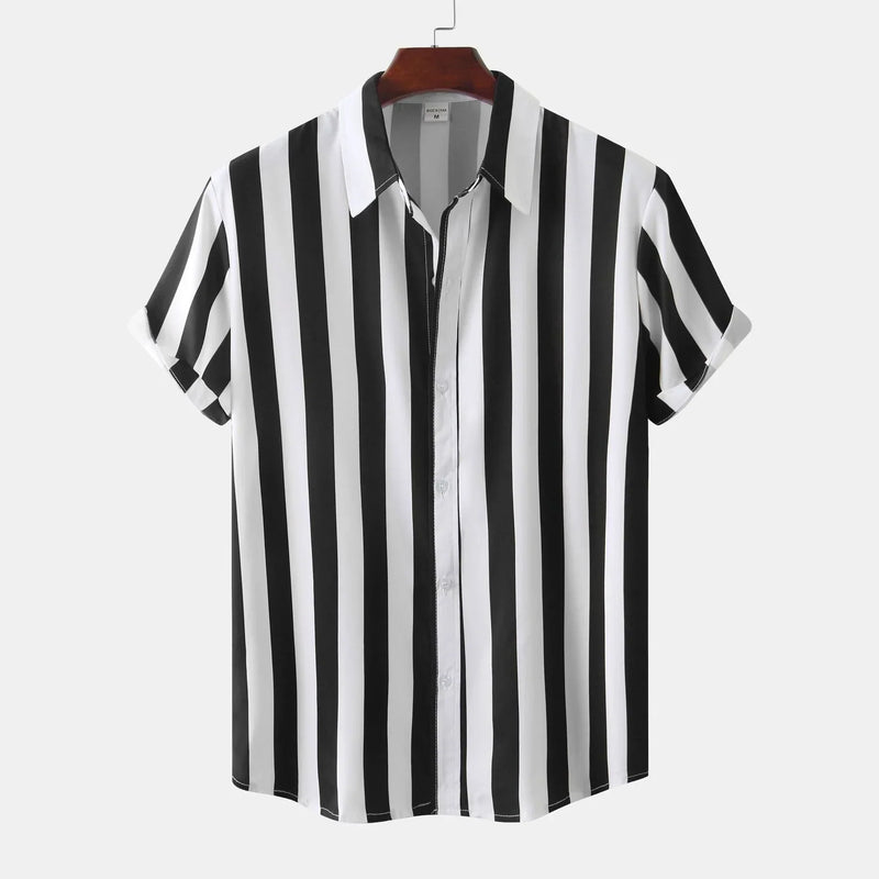 Chemise à manches courtes rayée noir et blanc, col classique, suspendue sur un cintre en bois, mode homme élégante et moderne.