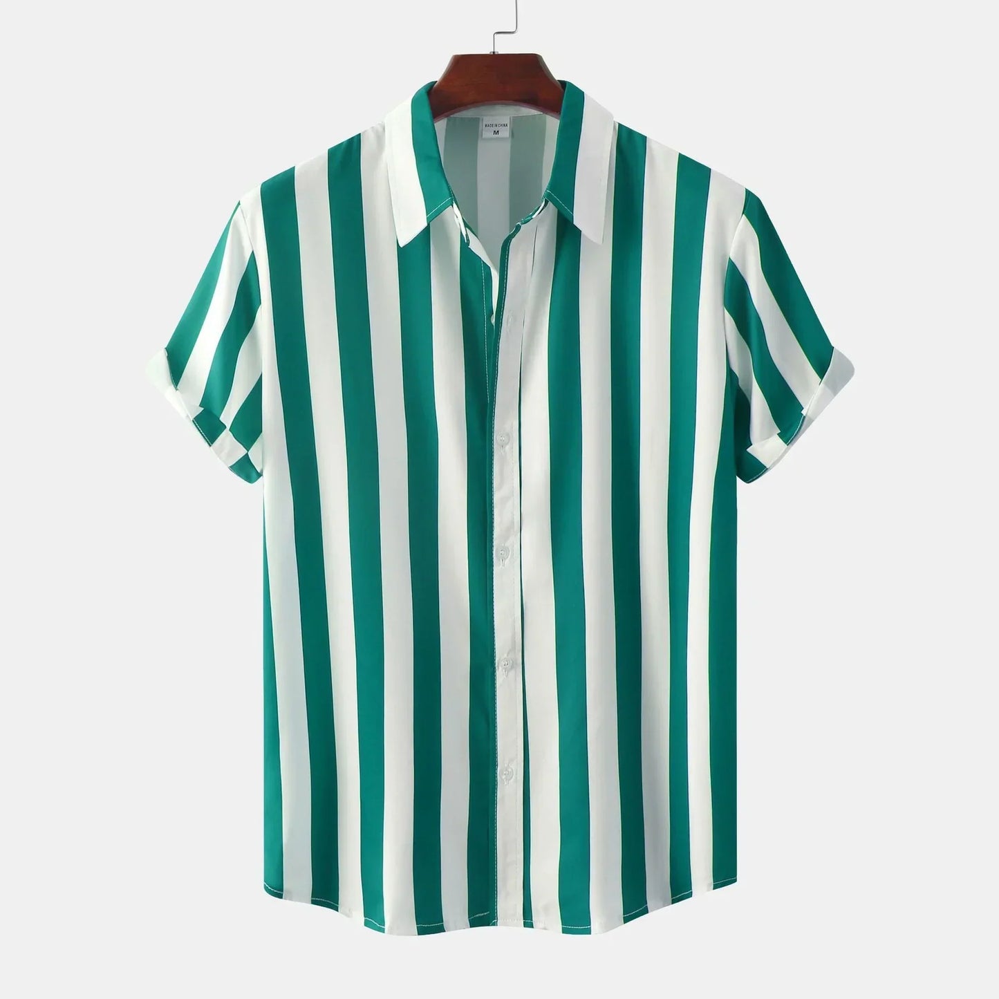Chemise à manches courtes rayée verte et blanche, col classique, suspendue sur cintre en bois, mode homme, style décontracté, tendance été.