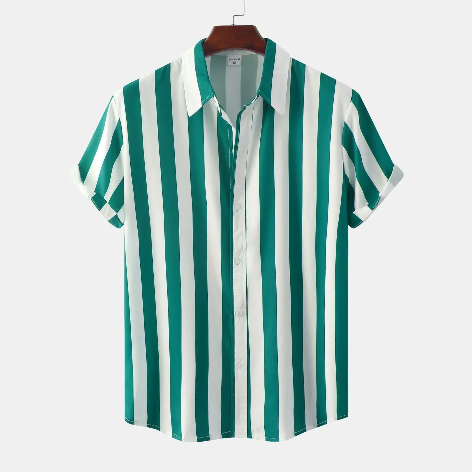 Chemise à manches courtes rayée verte et blanche, col classique, suspendue sur cintre en bois, mode homme, style décontracté, tendance été.