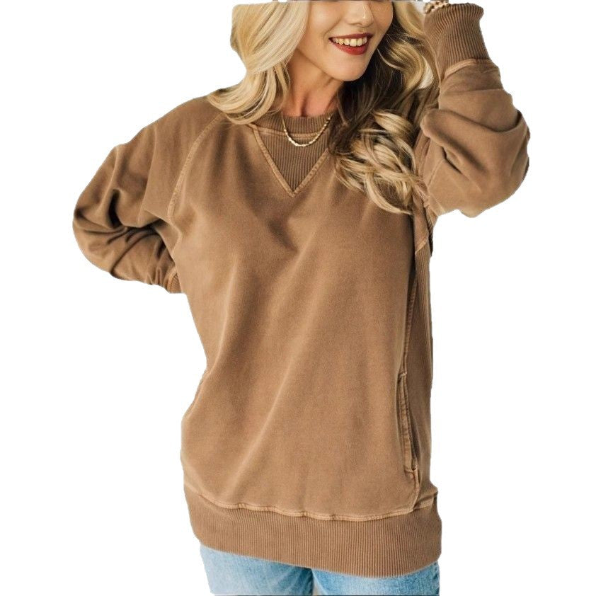 Femme portant un sweat-shirt marron confortable, manches longues, col rond, avec un jean bleu. Mode décontractée, tendance automne-hiver.