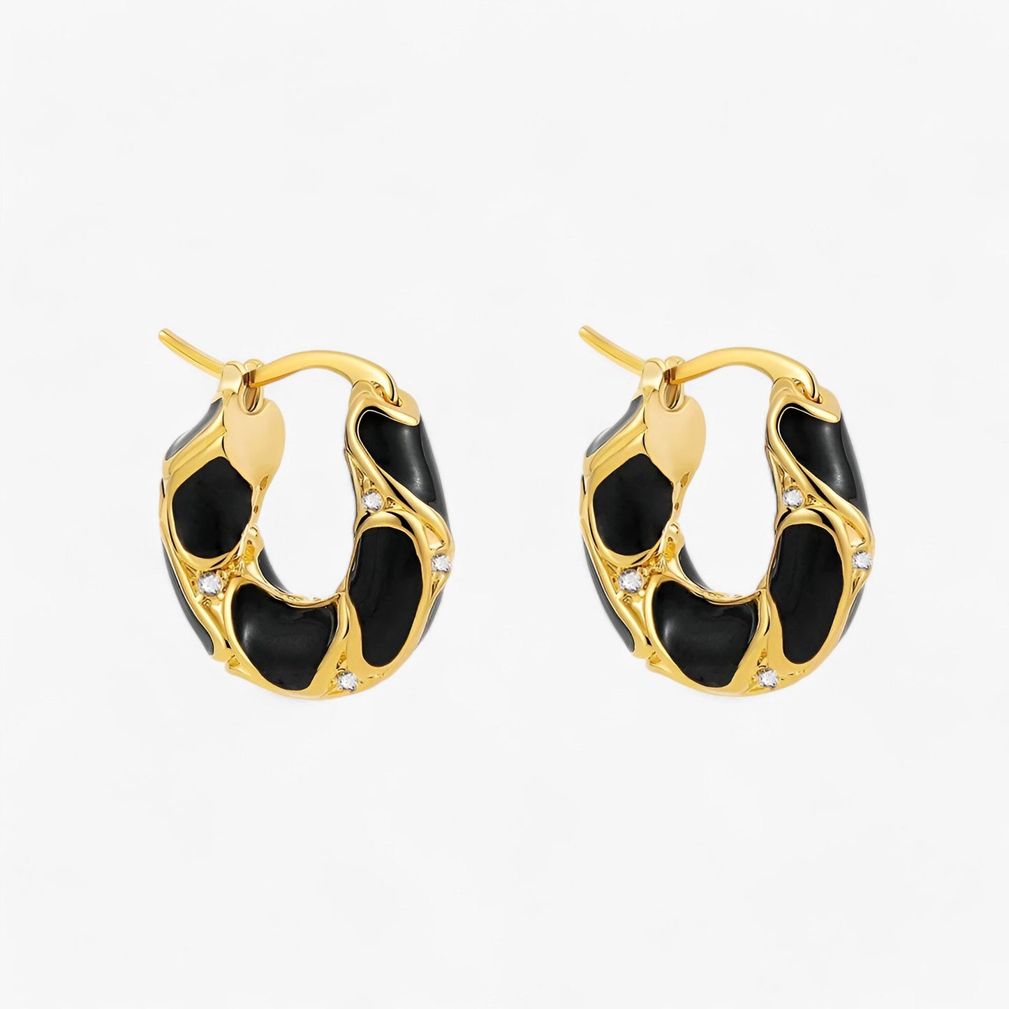 accessories : Oorbellen Dames Rood Goud - Vintage Emaille Hoepel - Trendy Luxe in van Pantino