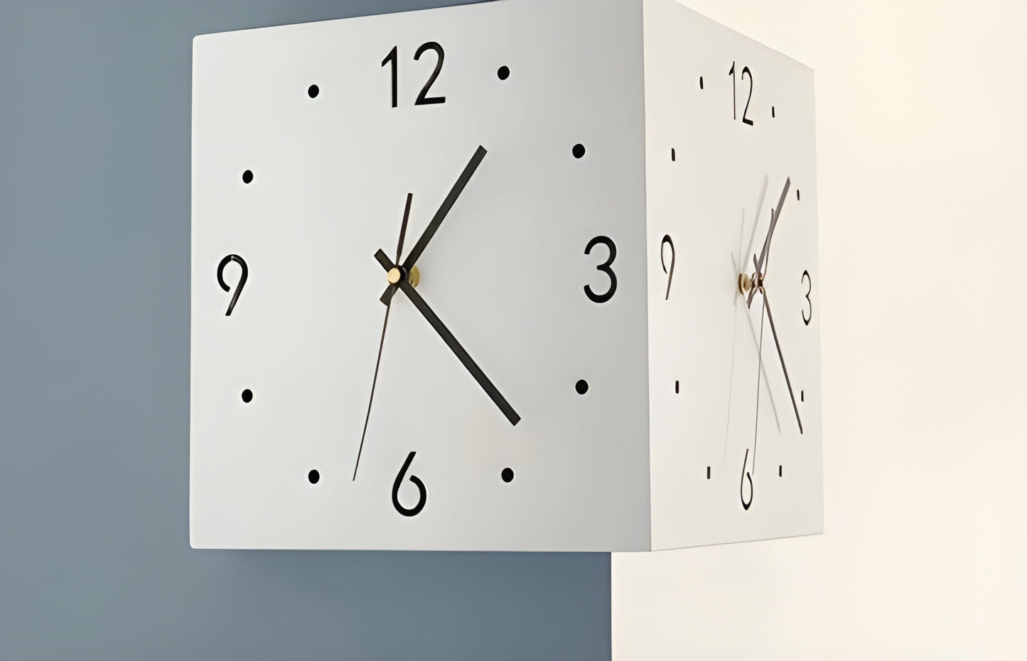 Garduru Clock – Elegante Doppelseitige Wanduhr