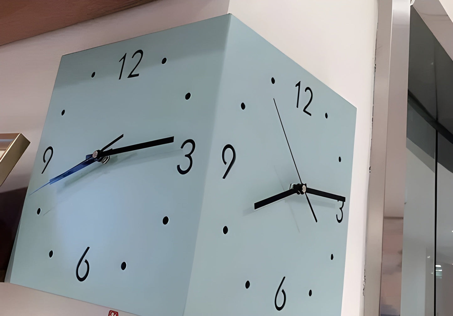 Garduru Clock – Elegante Doppelseitige Wanduhr