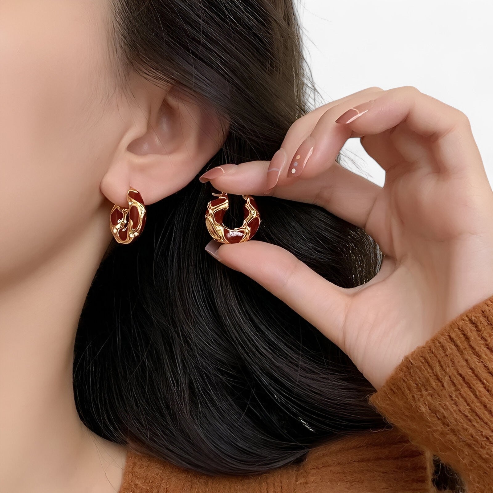 accessories : Oorbellen Dames Rood Goud - Vintage Emaille Hoepel - Trendy Luxe in van Pantino