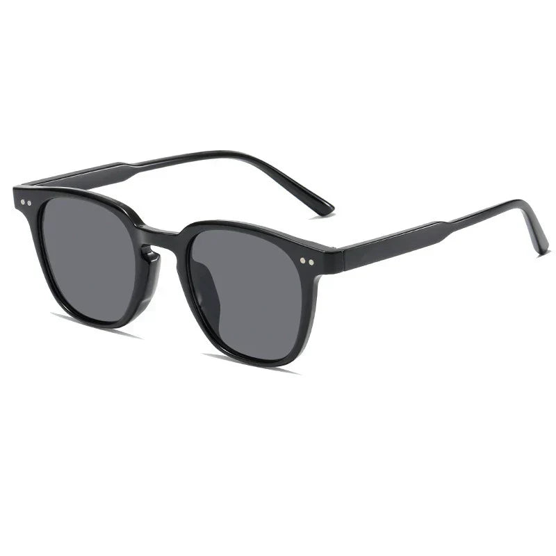 Lunettes de soleil noires carrées, style moderne, verres teintés, monture épaisse, accessoire mode unisexe, protection UV.