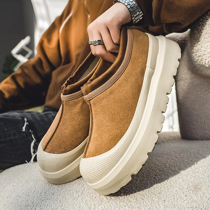Brune slip-on sneakers med tyk hvid sål, moderne design, afslappet stil, perfekt til hverdagsbrug. Komfortable og stilfulde sko til mænd.