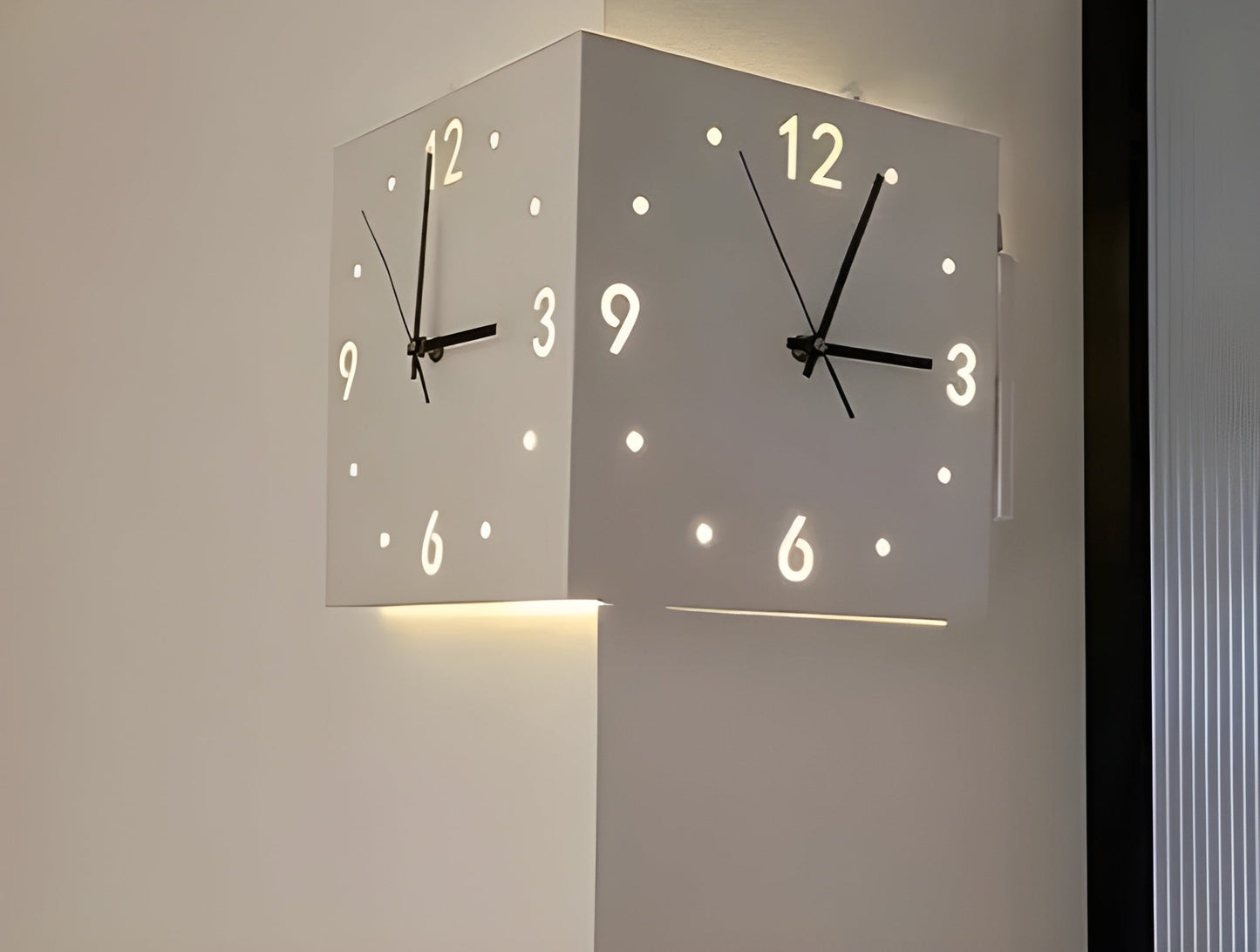 Garduru Clock – Elegante Doppelseitige Wanduhr