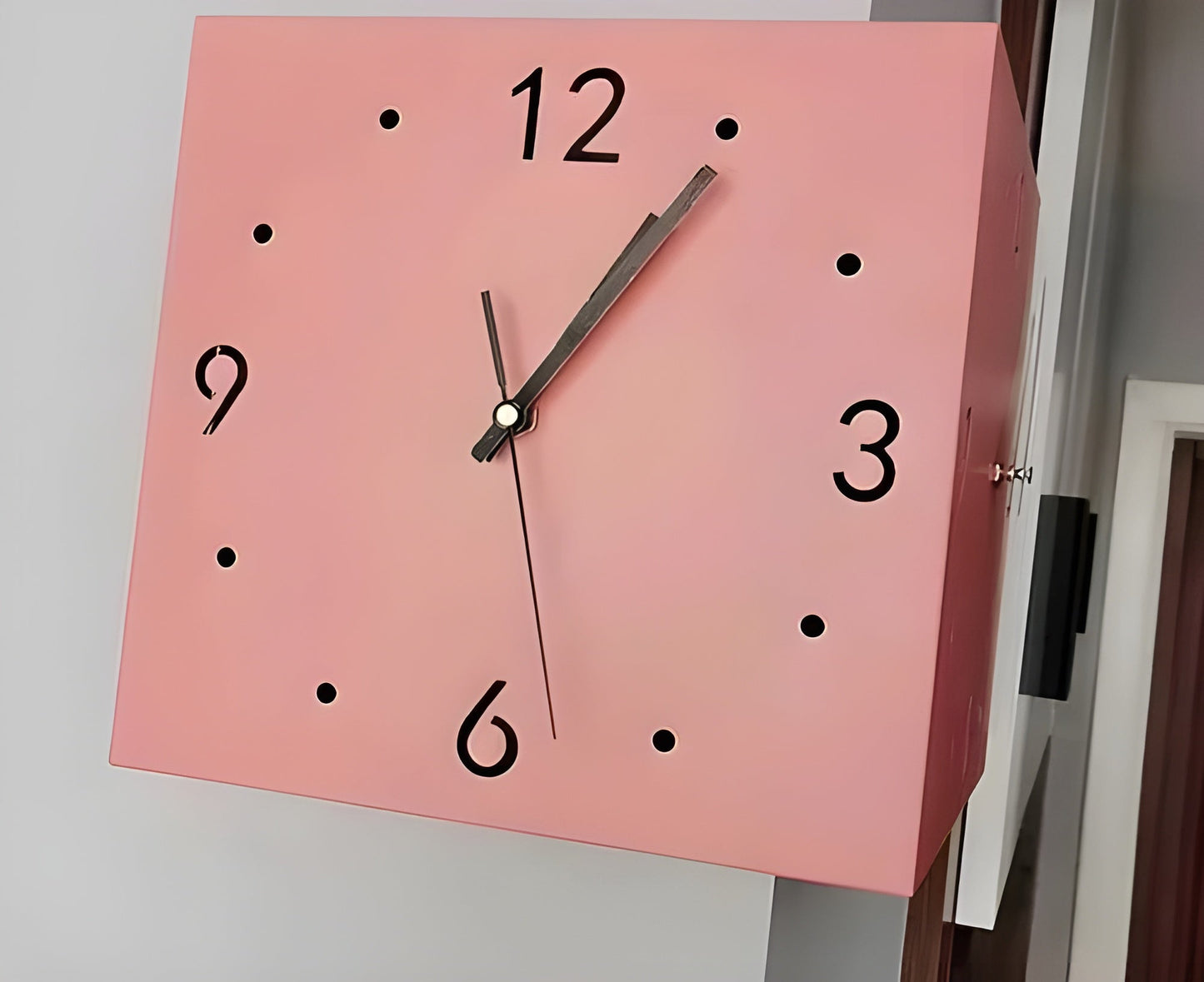 Garduru Clock – Elegante Doppelseitige Wanduhr