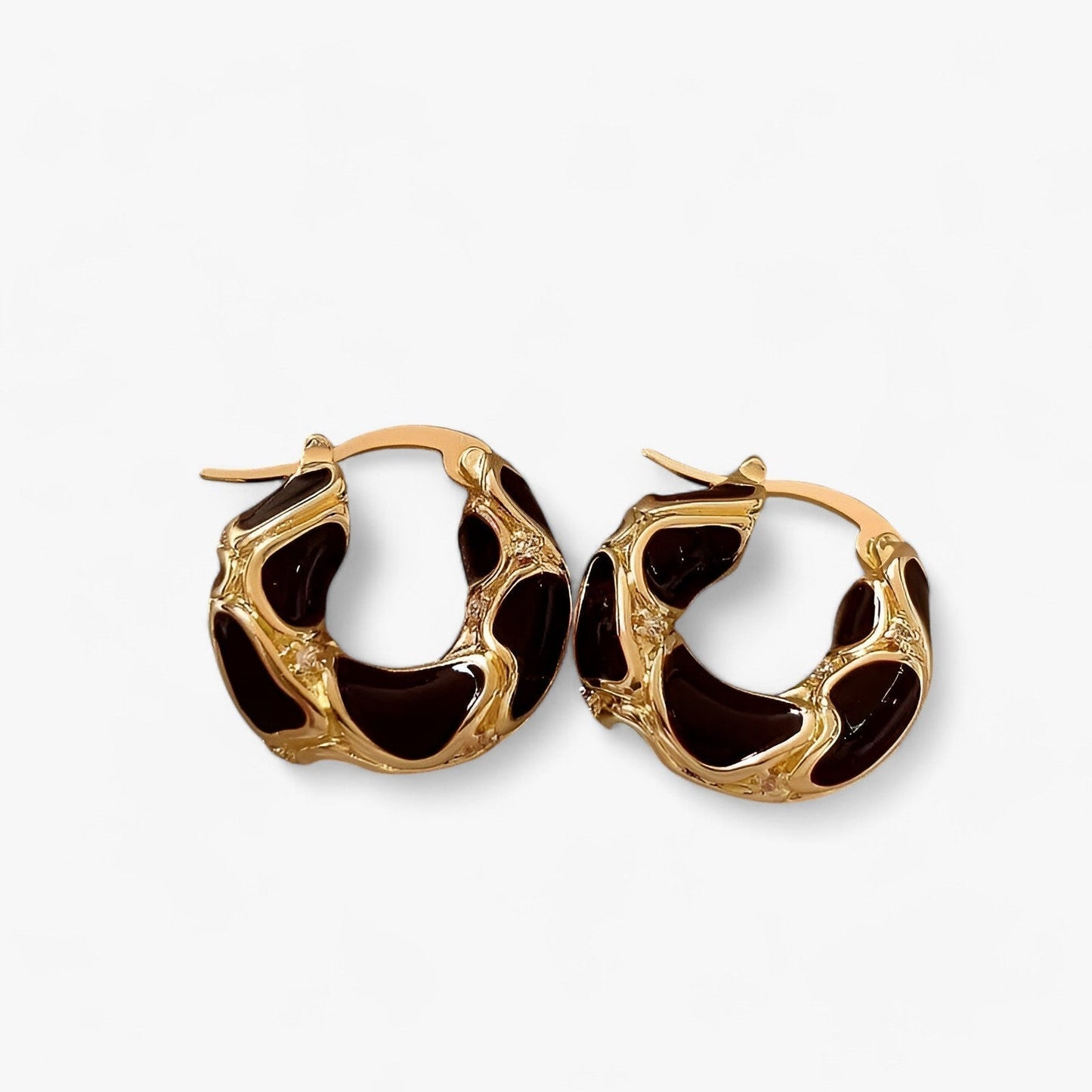 accessories : Oorbellen Dames Rood Goud - Vintage Emaille Hoepel - Trendy Luxe in van Pantino