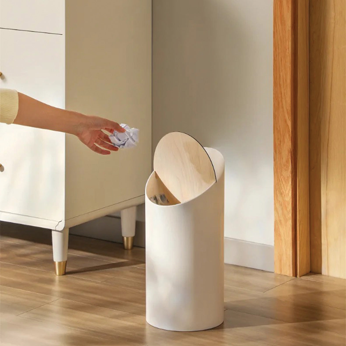 CAROLINE - Affaldsspand i træ – ahorn, skrå design