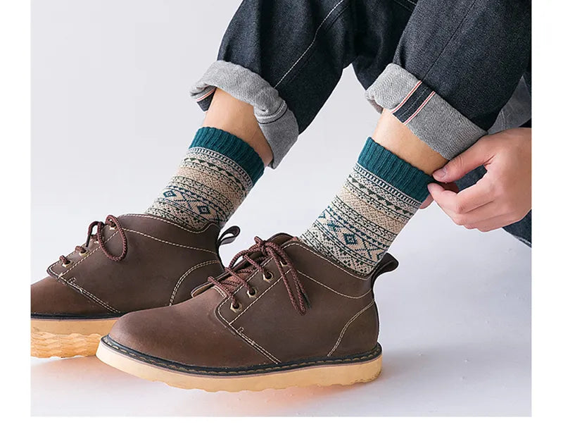 Brune lædersko med snørebånd, mønstrede uldsokker og opsmøgede jeans. Moderne herremode, casual stil, komfortabelt fodtøj.