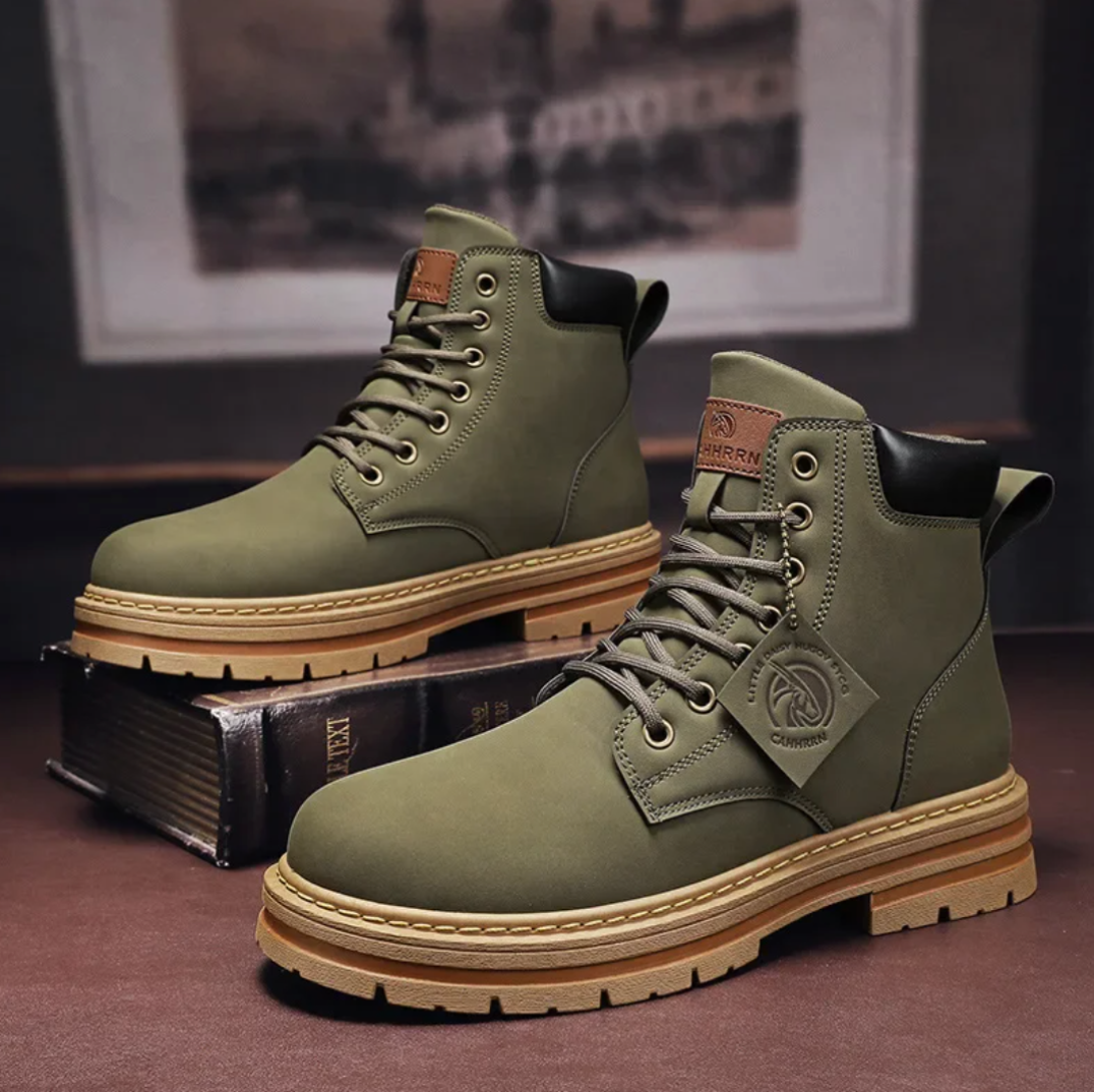 Bottes de randonnée vertes pour hommes sur fond de livres, semelle épaisse, lacets robustes, style outdoor, mode automne-hiver.