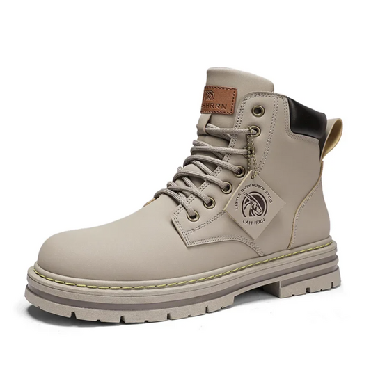 Botte de randonnée beige pour homme avec lacets, semelle épaisse antidérapante, étiquette en cuir marron, idéale pour activités extérieures.