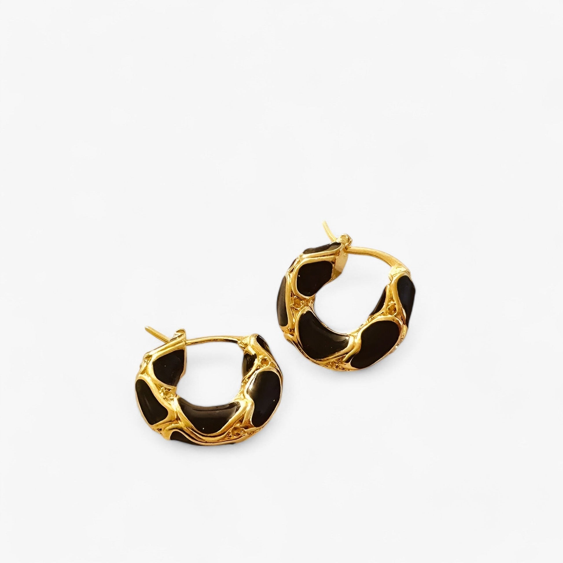 accessories : Oorbellen Dames Rood Goud - Vintage Emaille Hoepel - Trendy Luxe in van Pantino