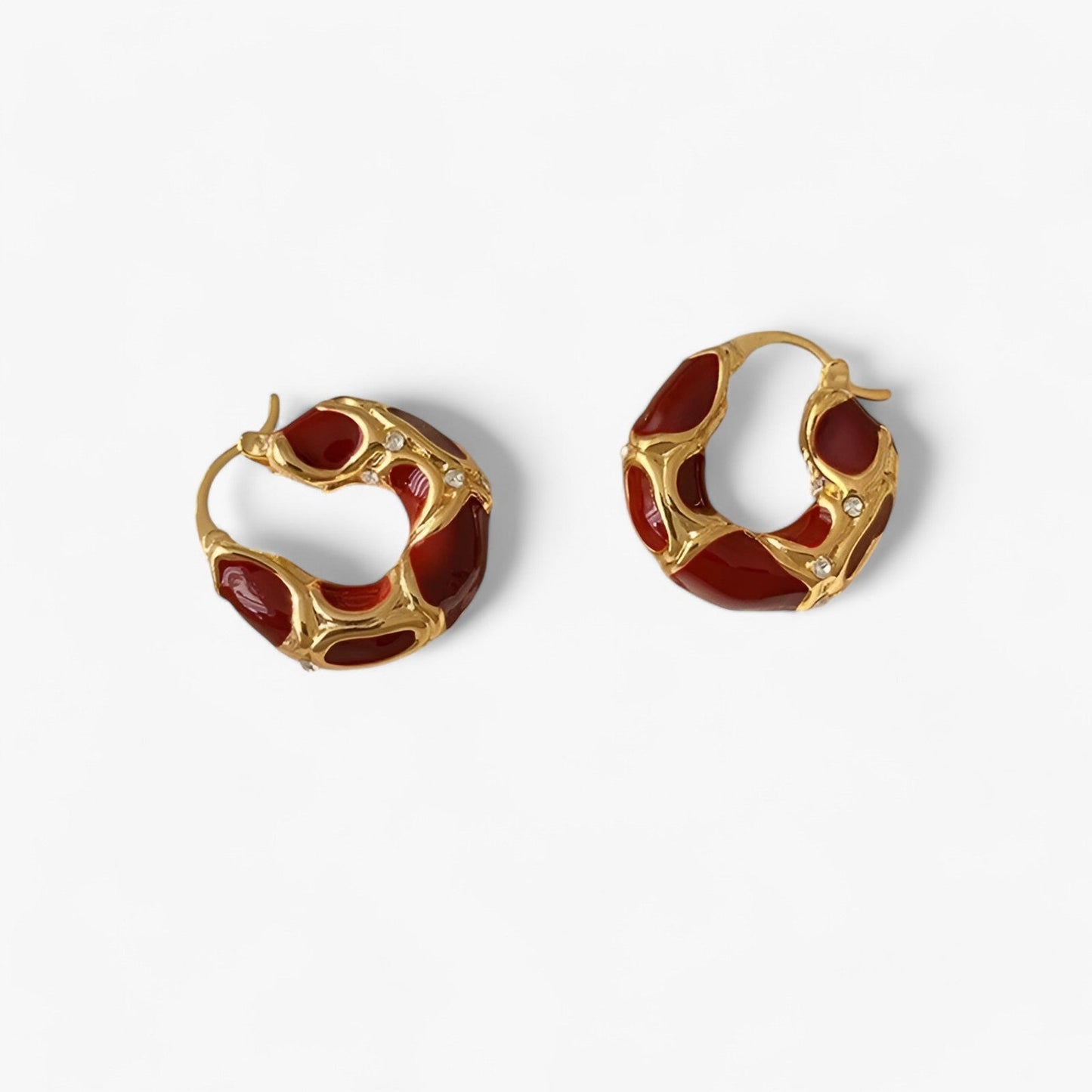 accessories : Oorbellen Dames Rood Goud - Vintage Emaille Hoepel - Trendy Luxe in Rood Goud MULTI van Pantino