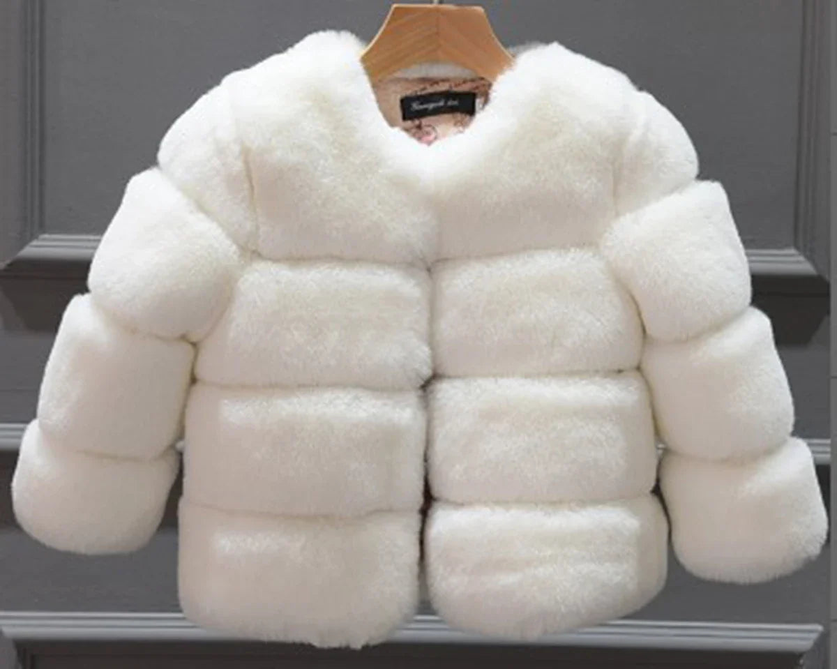 Hvid faux pelsjakke til børn på bøjle, elegant og varm vinterjakke, perfekt til kolde sæsoner. Luksuriøst design, blød og stilfuld.