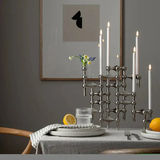 AlmaGlow – Moleculaire kandelaar met gouden afwerking voor moderne en elegante interieurdecoratie