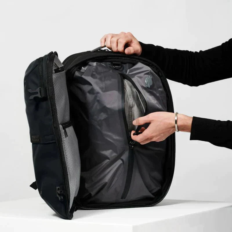 TravelEase - Sac à dos innovant avec compression sous vide et rangement organisé