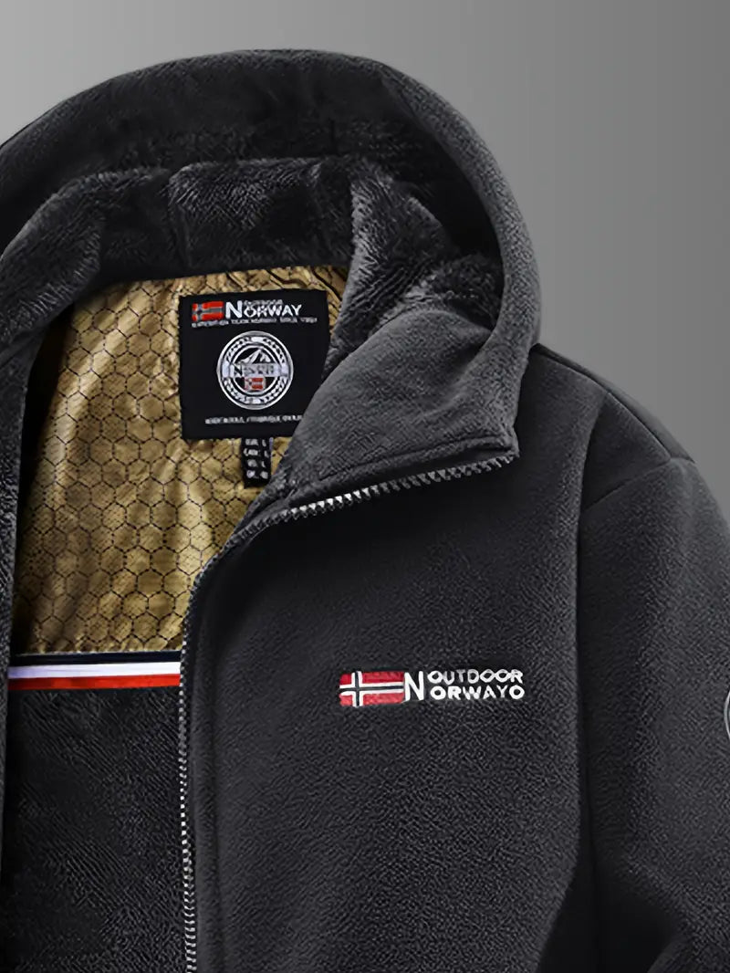 Sort fleecejakke med norsk flag og "Outdoor Norway" logo, blød indvendig foring, lynlås og hætte. Perfekt til udendørs aktiviteter og vinterbrug.