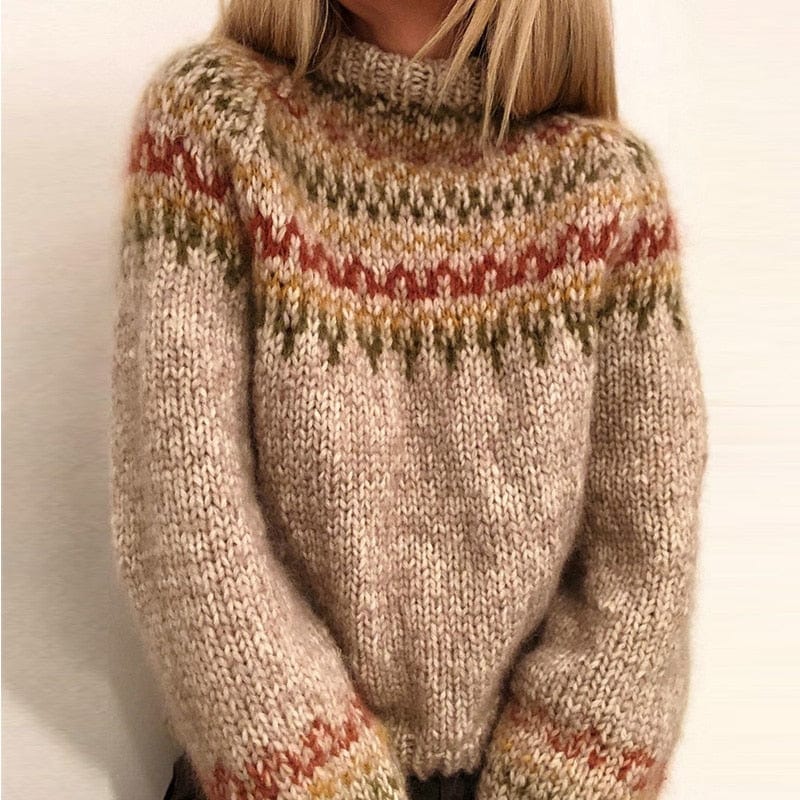 Pull en laine tricoté à motifs nordiques multicolores, manches longues, col rond, porté par une femme. Mode hiver, style scandinave, confort chaud.