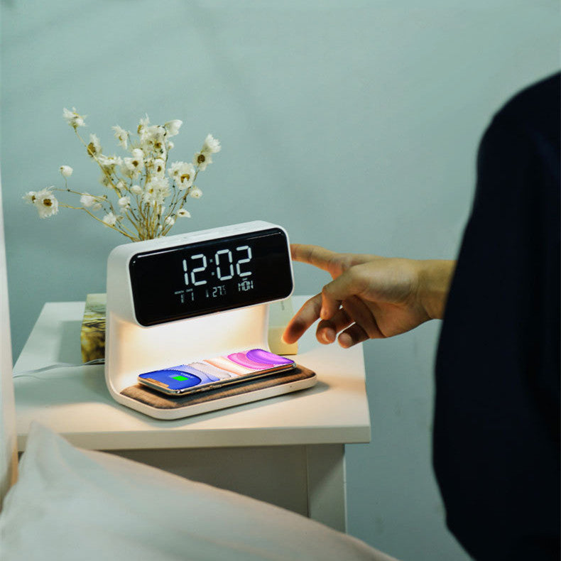 Sengelampe 3-i-1 med Trådløs Opladning – Dæmpbar Touchkontrol og Indbygget Alarmdisplay