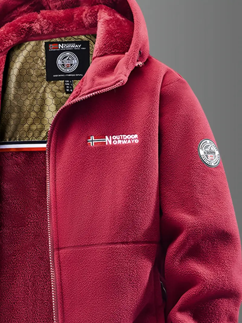 Rød fleecejakke med hætte, Outdoor Norway logo, indvendigt mønster, og rund mærke på ærmet. Perfekt til udendørs aktiviteter og vinterbrug.
