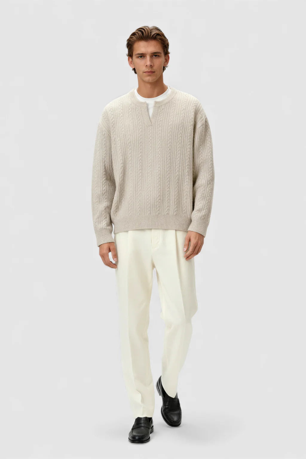 Herrestrik - Kabelstrikket Sweater med Lille V-Hals - Oatmeal - Sweatre - Valmont Wear