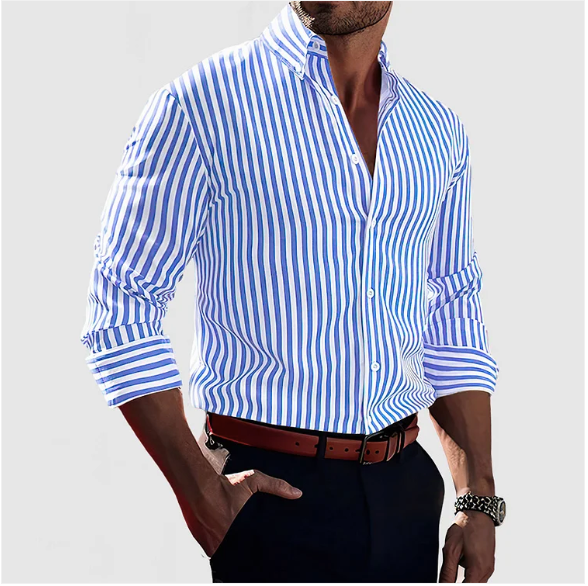 Chemise homme à rayures bleues et blanches, manches longues, col boutonné, portée avec un pantalon noir et ceinture marron. Mode élégante masculine.