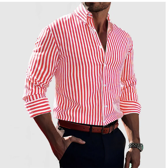 Chemise homme à rayures rouges et blanches, manches longues, col boutonné, portée avec un pantalon noir et ceinture marron. Mode élégante masculine.