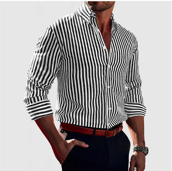 Homme portant une chemise à rayures noires et blanches, manches retroussées, avec une ceinture marron et un pantalon noir. Mode masculine élégante.