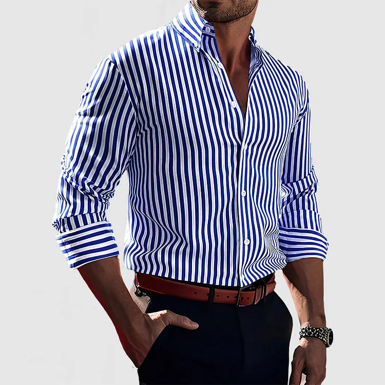 Chemise à rayures bleues et blanches pour homme, manches longues, col boutonné, portée avec ceinture marron et pantalon noir.