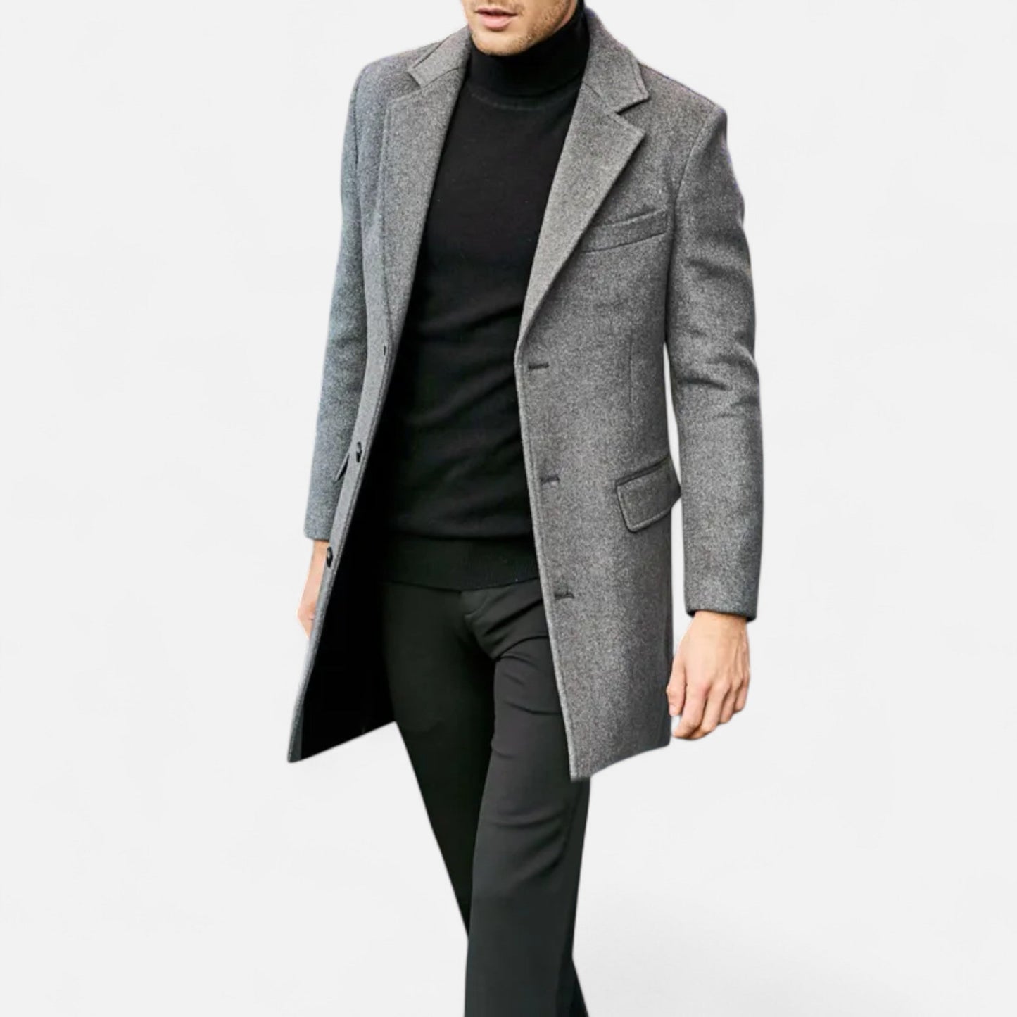Grå herrefrakke i uld, klassisk design, bæres over sort rullekrave og bukser. Elegant vintermode til mænd, stilfuldt og tidløst look.