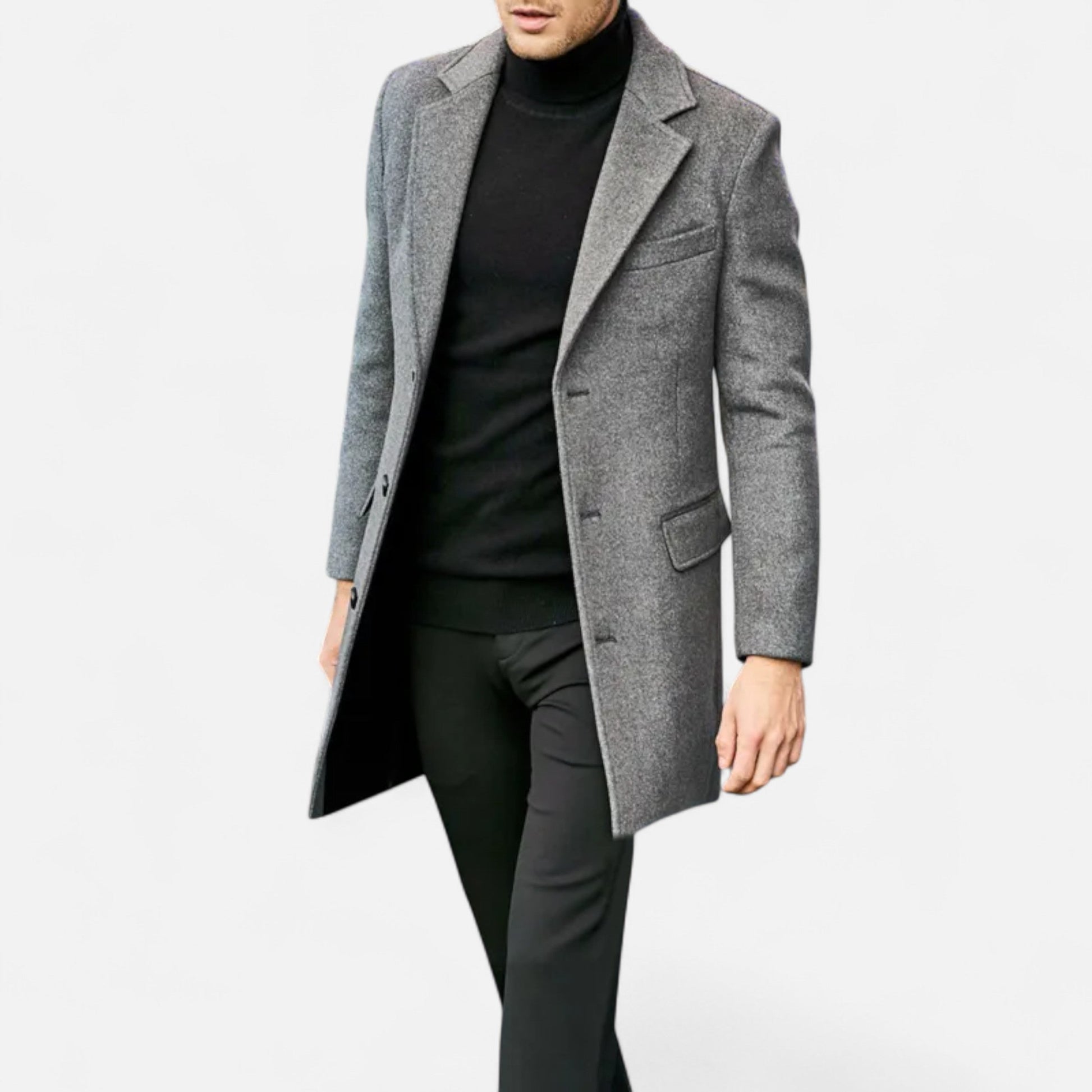 Grå herrefrakke i uld, klassisk design, bæres over sort rullekrave og bukser. Elegant vintermode til mænd, stilfuldt og tidløst look.
