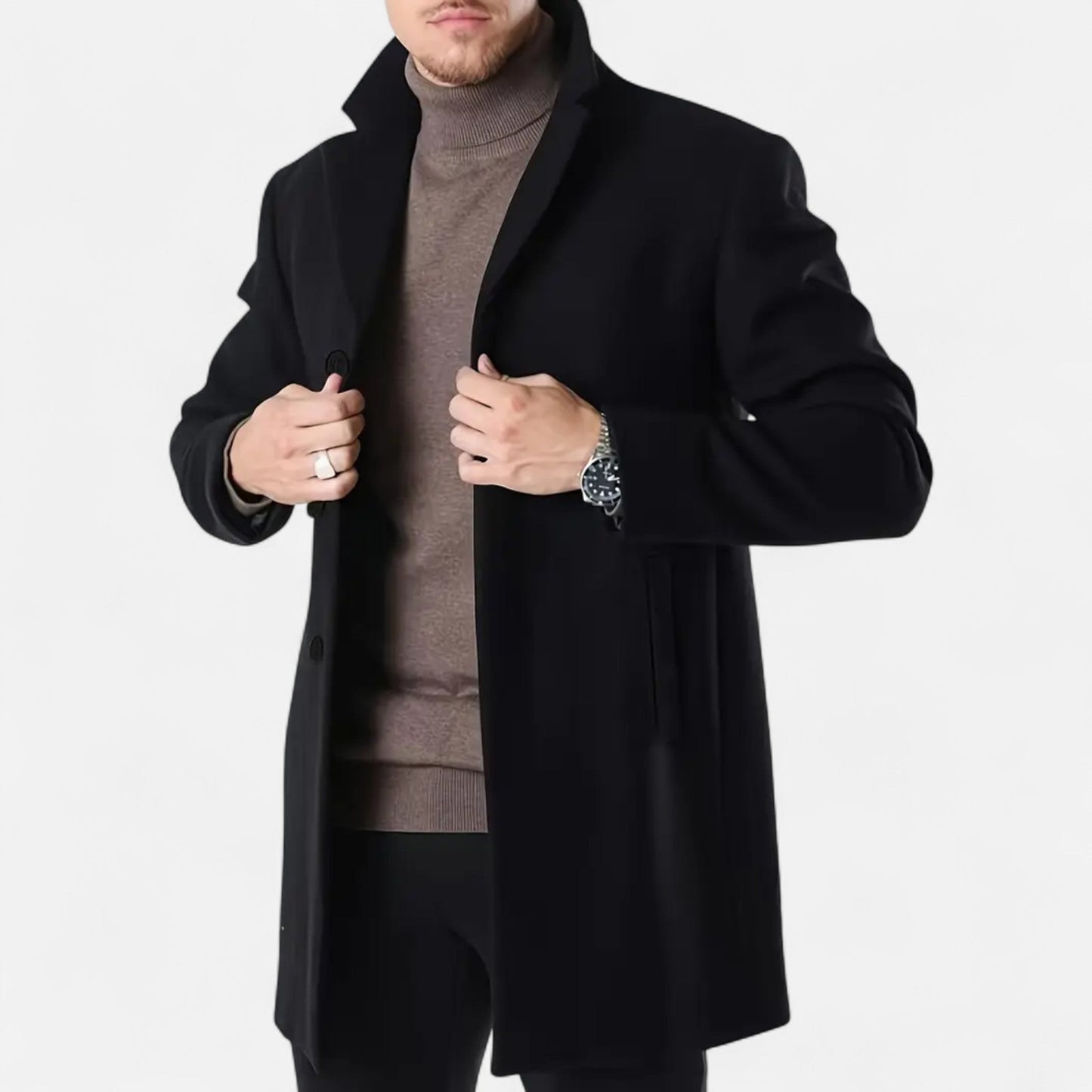 Mand iført sort frakke og brun rullekrave, viser stilfuldt herremode. Perfekt til efterår og vinter. Elegant look med ur og ring.