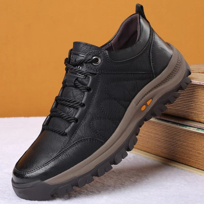 Chaussure de randonnée en cuir noir pour homme, semelle antidérapante, lacets robustes, design moderne, idéale pour activités extérieures.