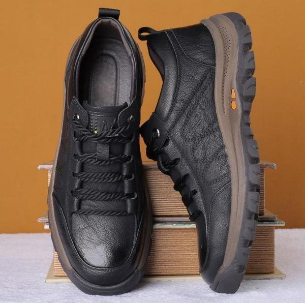 Chaussures de randonnée en cuir noir pour hommes, semelle antidérapante, design robuste, confort optimal, idéales pour activités extérieures.