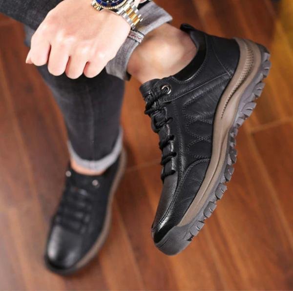 Chaussure de marche noire pour homme, semelle épaisse antidérapante, style décontracté, vue de dessus sur parquet. Mode masculine, confort.