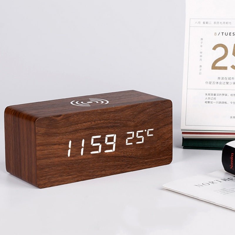 Houten Elektrische Wekker Met Draadloos Oplaadstation Alarm Bruin